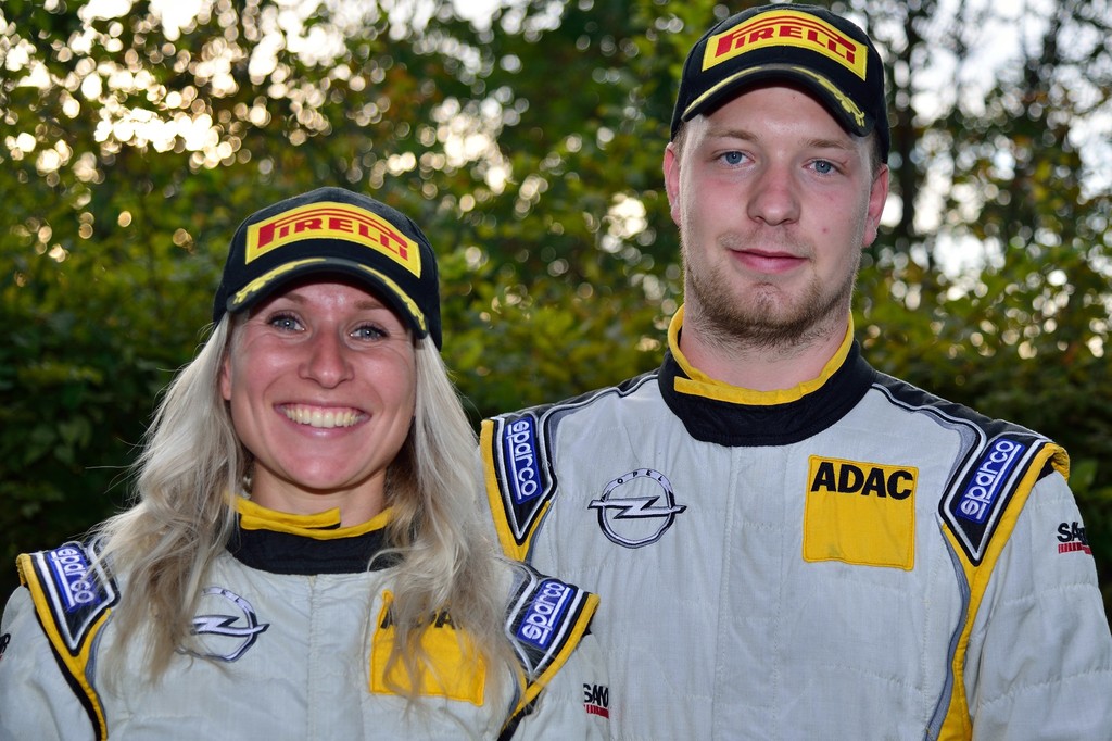 Lykkelige, men med trætheden malet i ansigterne efter 11 timers hårdt rally, kunne Jacob Madsen og Line Lykke Jensen kalde sig danmarksmestre i rally
(Foto: Michael Eisenberg)
